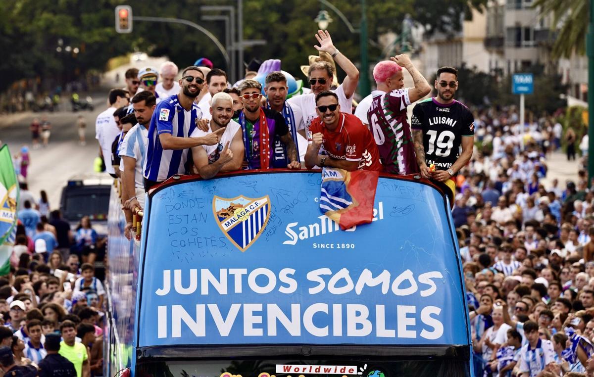 El malaguismo se echa a la calle: las mejores imágenes de la rúa del Málaga CF