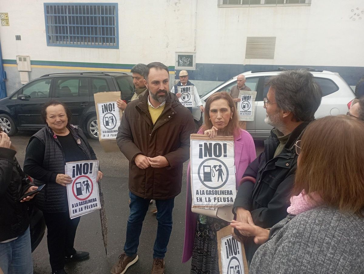 El concejal socialista Mariano Ruiz habló con los vecinos de La Pelusa el Lunes Santo, en calle Potosí, donde irá la gasolinera.