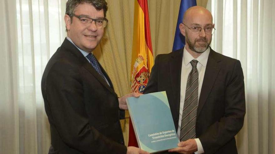 Álvaro Nadal recibe de manos del presidente del comité, Jorge Sanz, el informe.