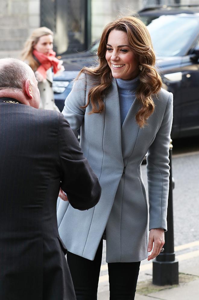 Kate Middleton con chaqueta azul