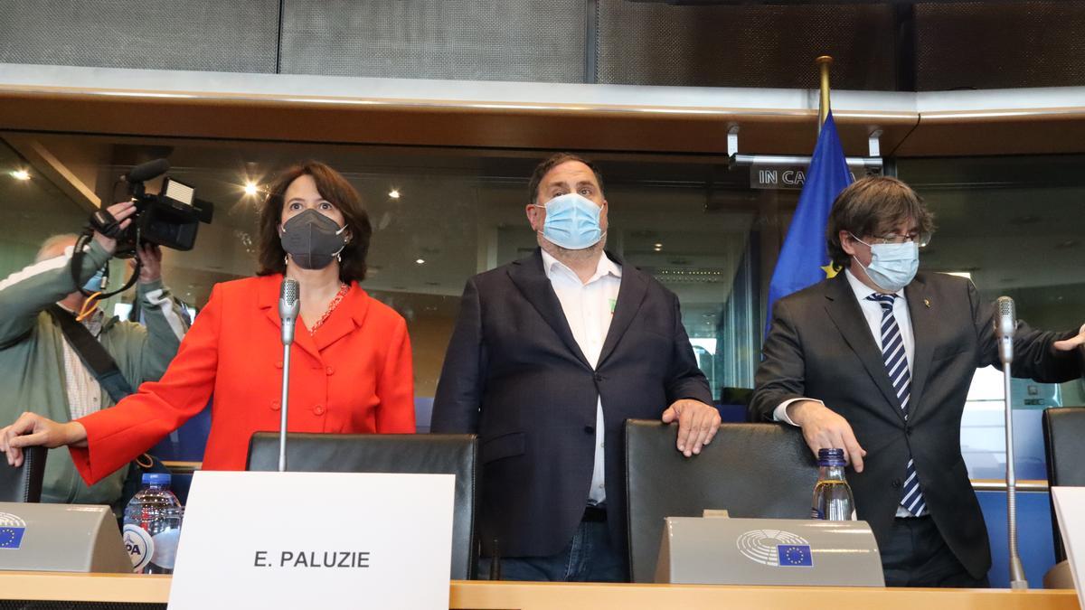 Elisenda Paluzie (ANC), Oriol Junqueras (ERC), i Carles Puigdemont (Junts) en la roda de premsa a Brussel·les per l&#039;esclat del cas d&#039;espionatge &#039;Catalangate&#039;