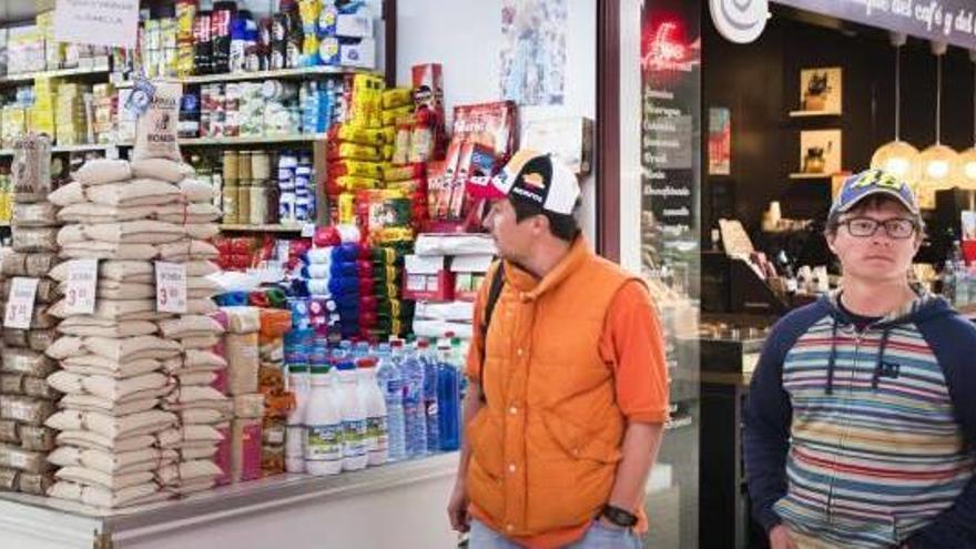 Dos turistas pasean por el mercado Central, uno de los mayores centros del comercio local.