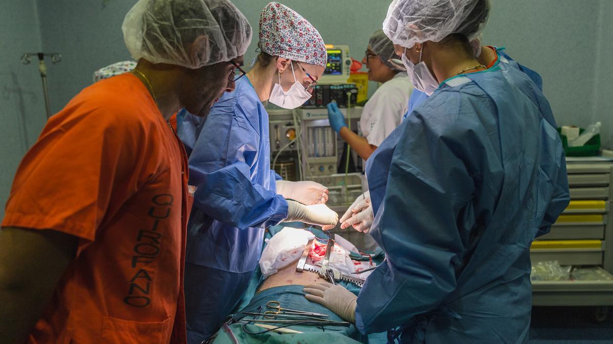 Imagen de archivo de varios profesionales sanitarios en un quirófano de Son Espases.