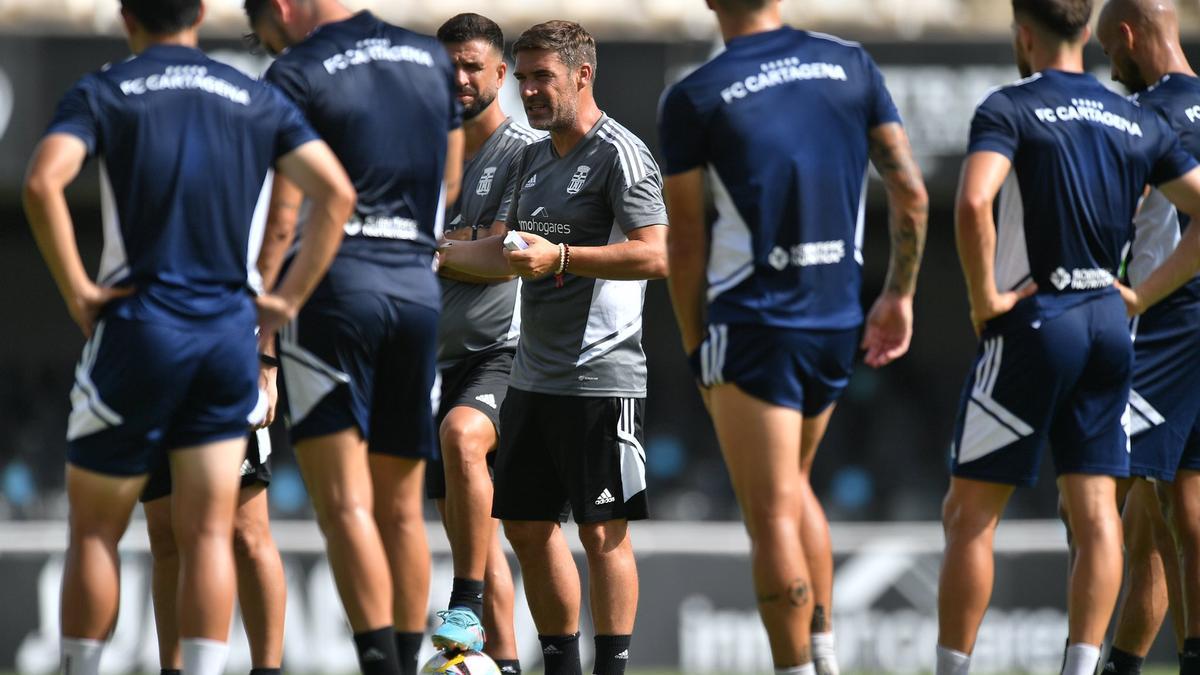 Luis Carrión rodeado de sus jugadores en el entrenamiento de esta mañana