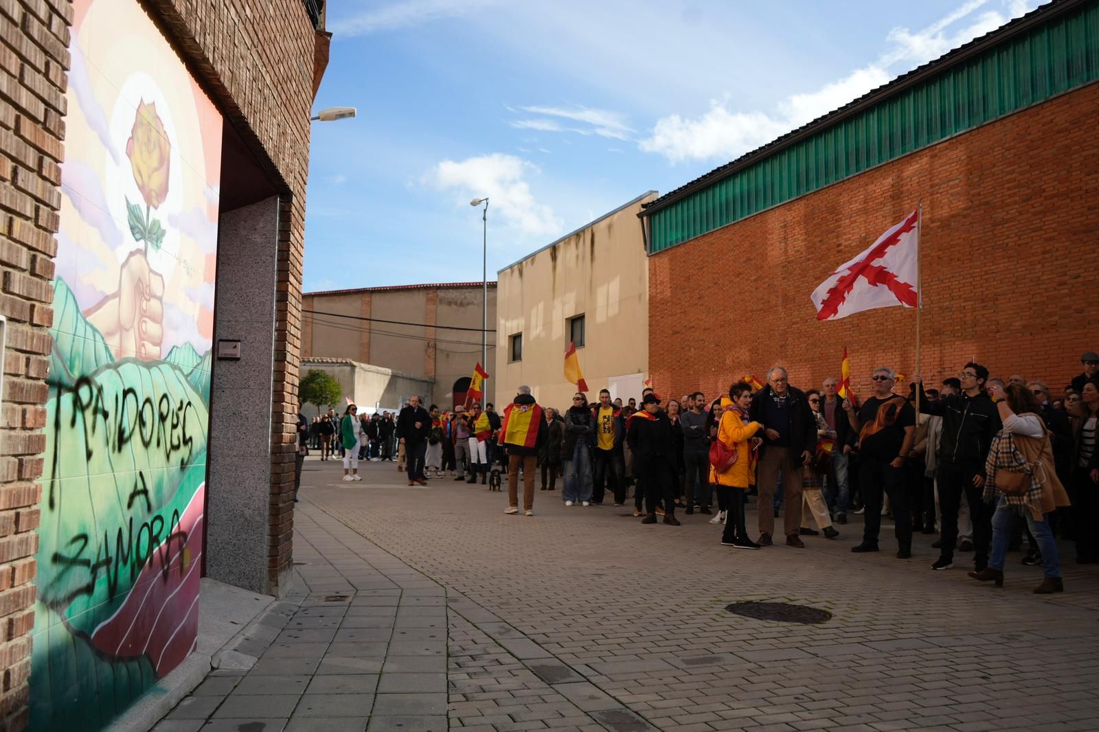 GALERÍA | La manifestación de Vox ante la sede del PSOE de Zamora contra Pedro Sánchez
