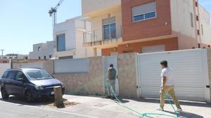 Imagen tomada ayer en la vivienda okupada días atrás, con varias personas entrando y saliendo del inmueble. /