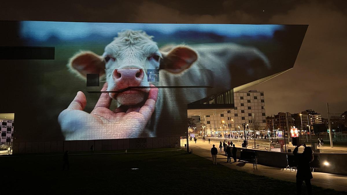 Joan Foncuberta proyecta 'Gènesi.IA', paisajes visuales basados en los versículos del Génesis.