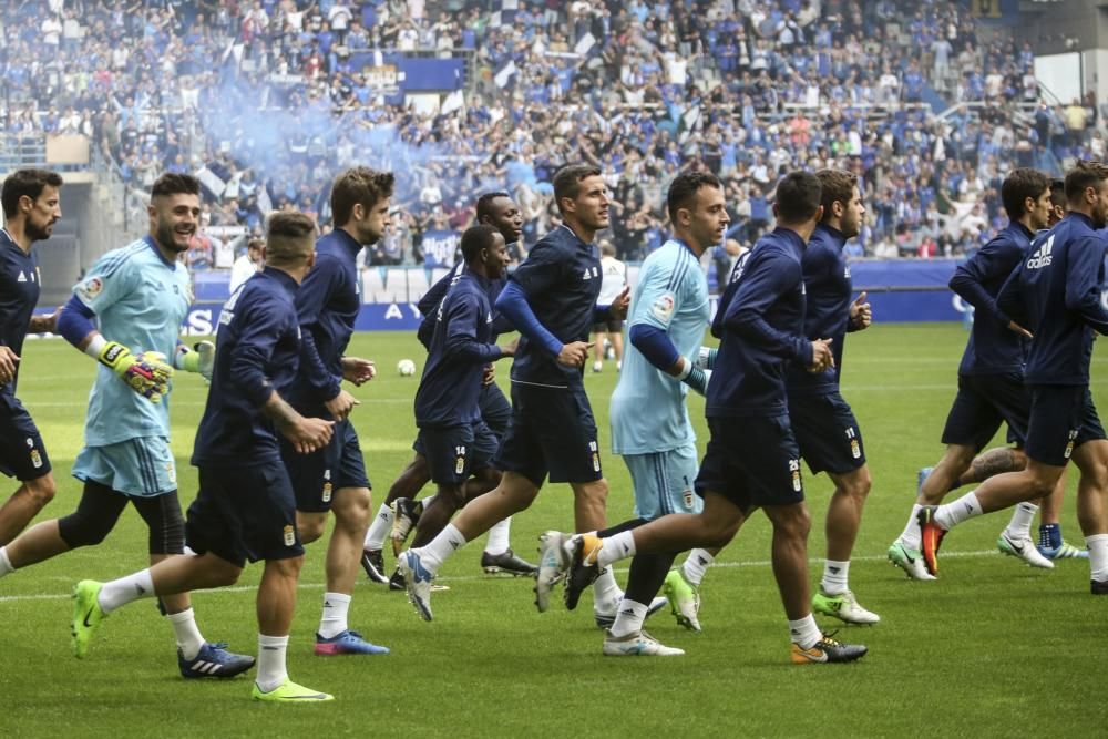 2.500 aficionados del Oviedo apoyan al equipo antes del derbi