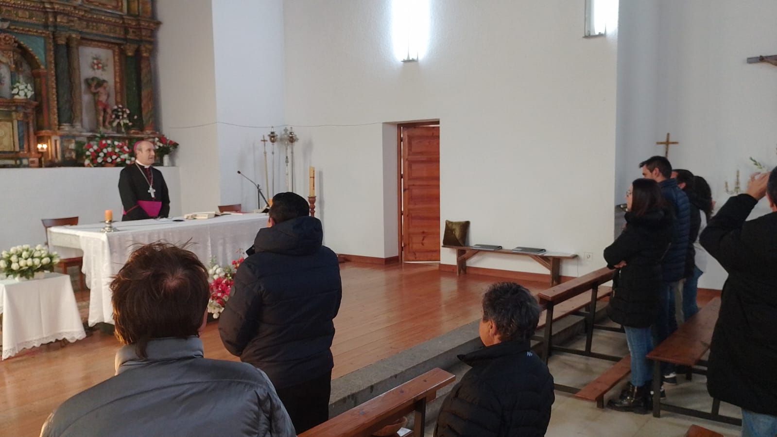 GALERÍA | El obispo visita Manzanal de Arriba y la parroquia de Sandín