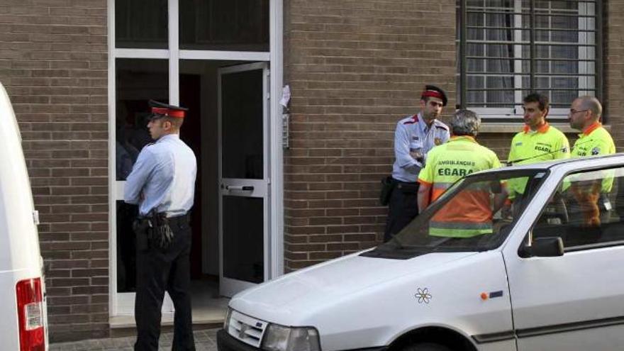 Policías y personal de Emergencias a las puertas del inmueble donde ayer se registraron los disparos