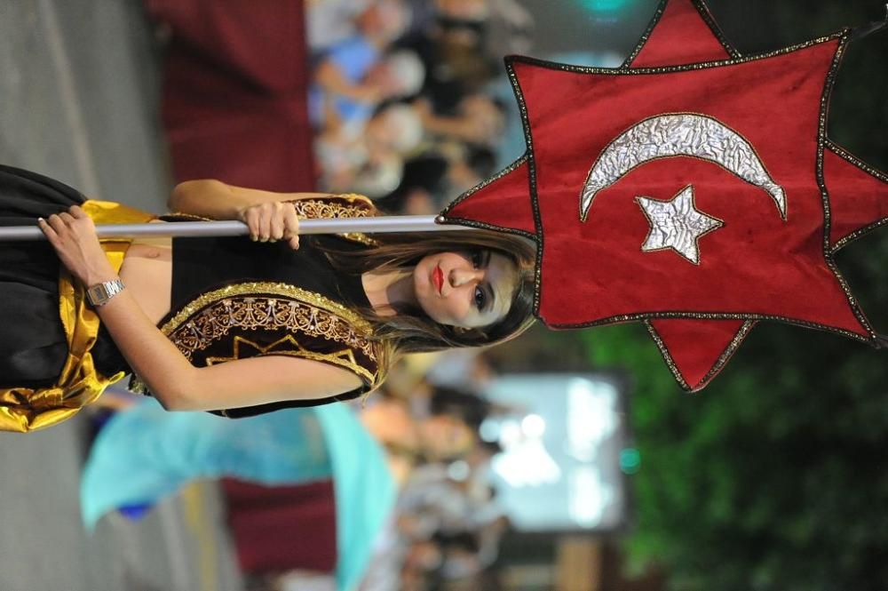 Desfile de Moros y Cristianos por las calles de Mu