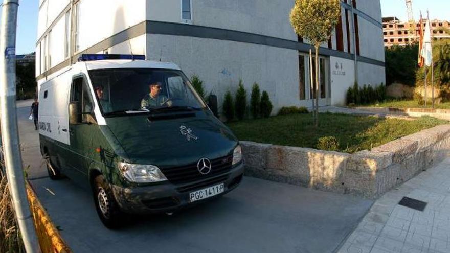 Un furgón de la Guardia Civil saliendo del edificio de los juzgados de Porriño.  // Jose Lores