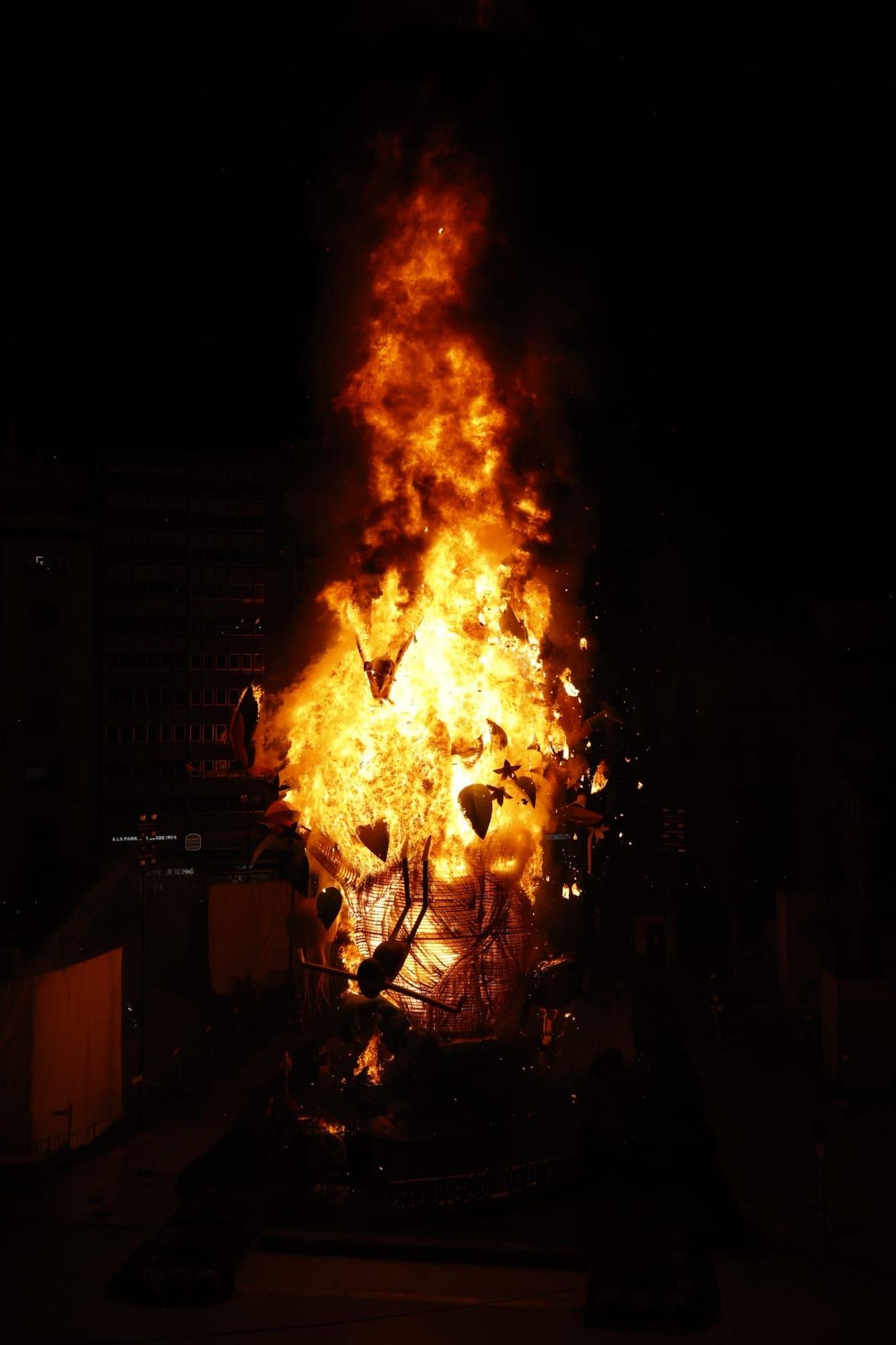 Así ha sido la Cremà de la Falla Municipal 2023