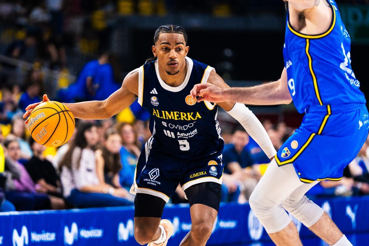 Parham, con el balón, en el partido del Alimerka Oviedo Baloncesto ante Estudiantes