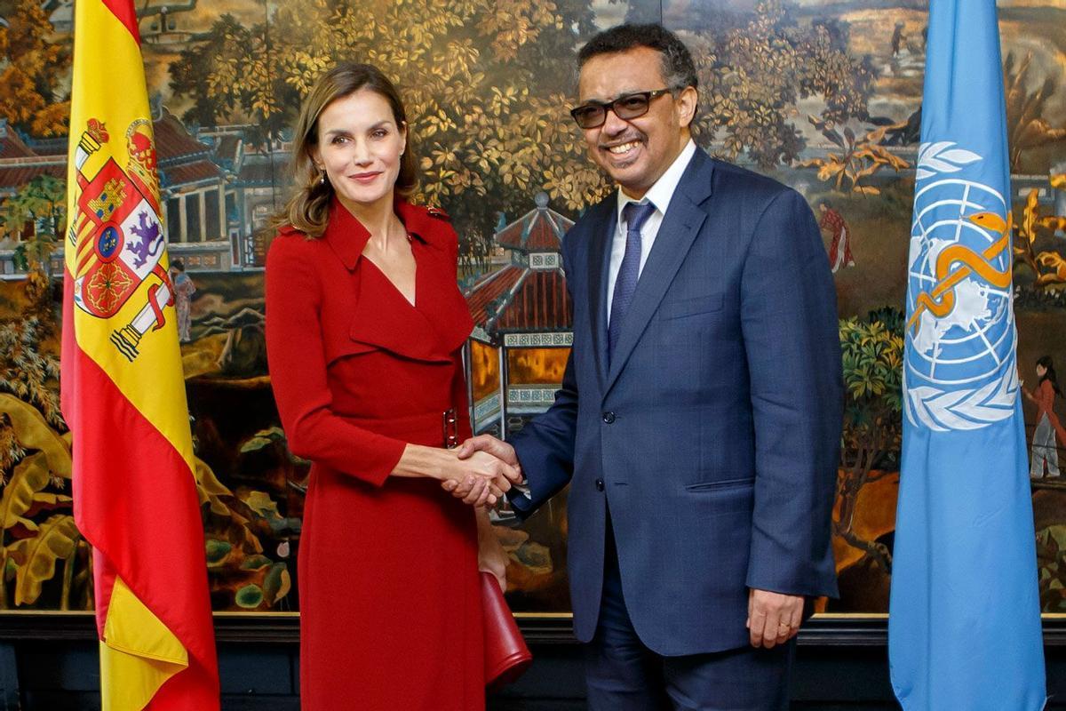 Letizia Ortiz en Ginebra con el trench rojo de Burberry como vestido