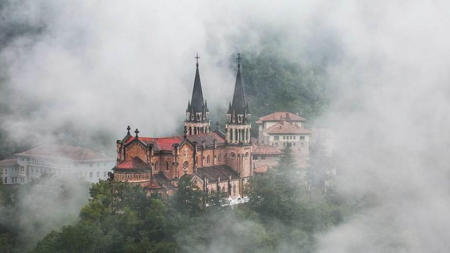 La basílica, entre un callado ejército de gigantes, de calizas cabezas blancas y pies esplendorosamente verdes, que la defienden.