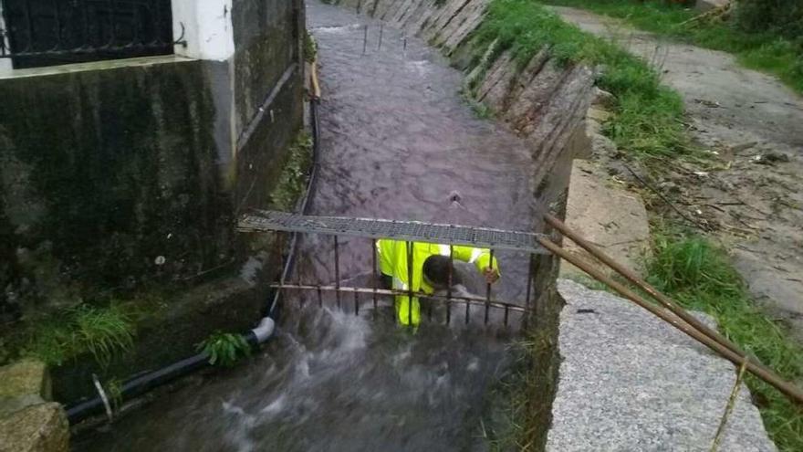 Labores de limpieza en el cauce del río Bispo al lado del Virxe Milagrosa, esta misma semana. // S.Álvarez