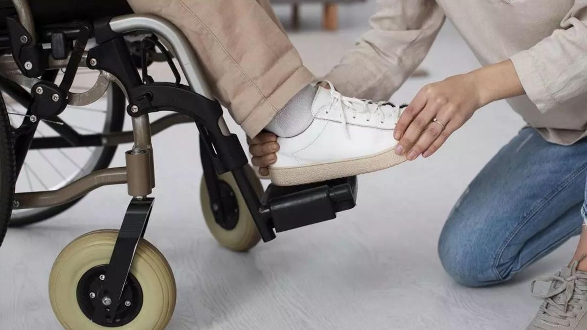Una persona en silla de ruedas.
