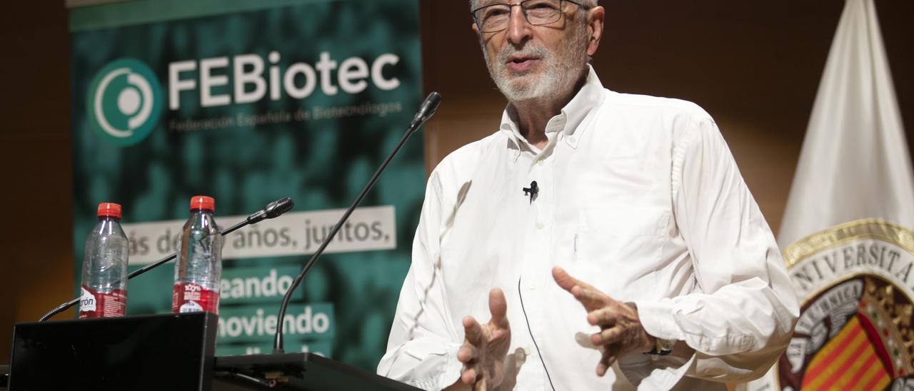 Luis Enjuanes, jefe laboratorio coronavirus en el Centro Nacional de Biotecnología, ofrece una conferencia en la UPV.