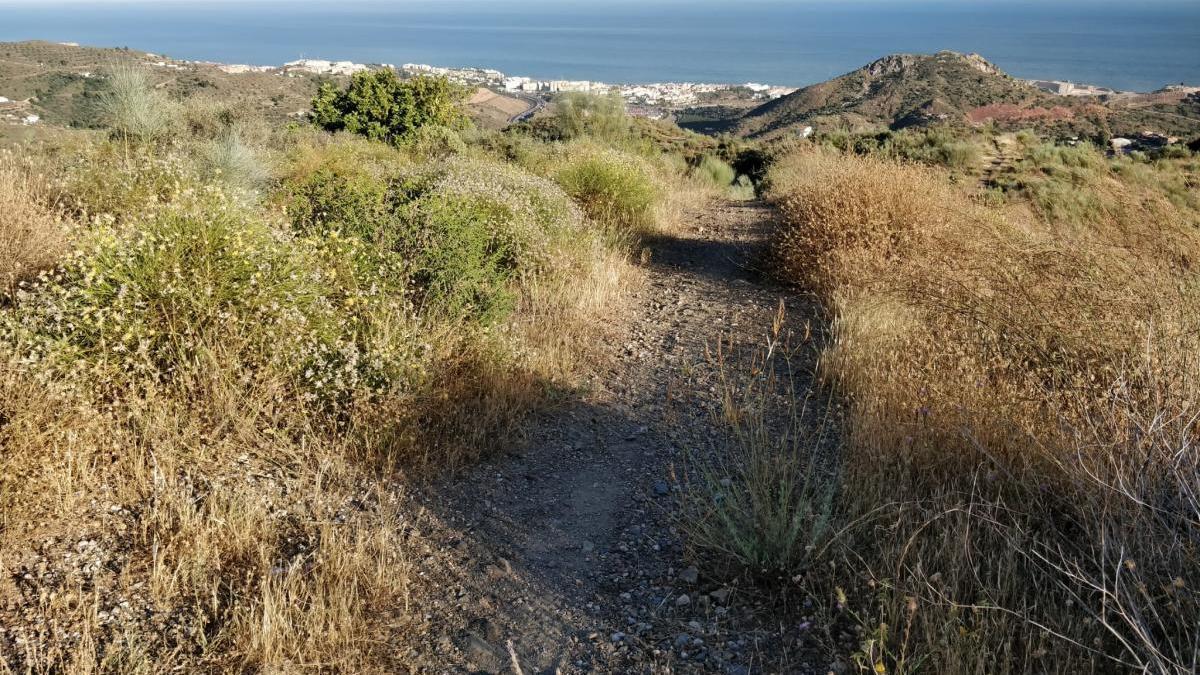 El nuevo sendero que une la costa con Olías.