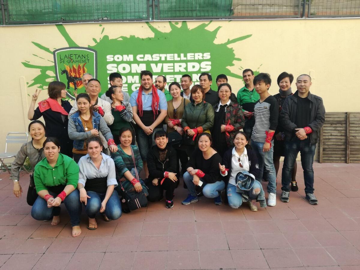 Foto de familia de la colla castellera Laietans de Gramenet, junto a varios alumnos de catalán del CNL L'Heura