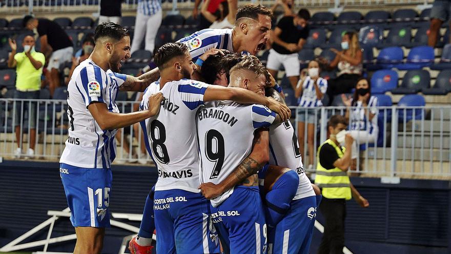 Los jugadores del Málaga CF celebran el gol de Escassi contra el Alcorcón.
