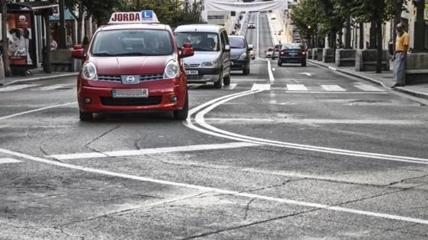 El pavimento de hormigón de la calle obliga a utilizar una fresadora especial.