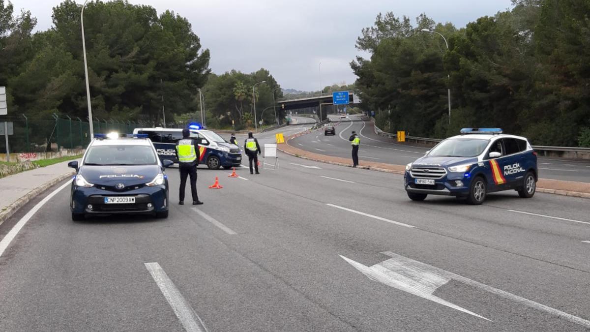 Dos jóvenes, detenidos tras ser sorprendidos comiendo juntos en la calle