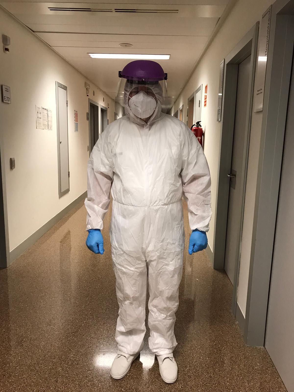 Sanitario protegido con el EPI.