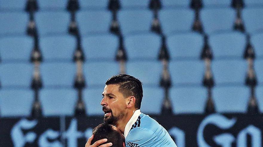 Nolito celebra con Iago Aspas un gol del Celta en Balaídos. | // MARTA G. BREA