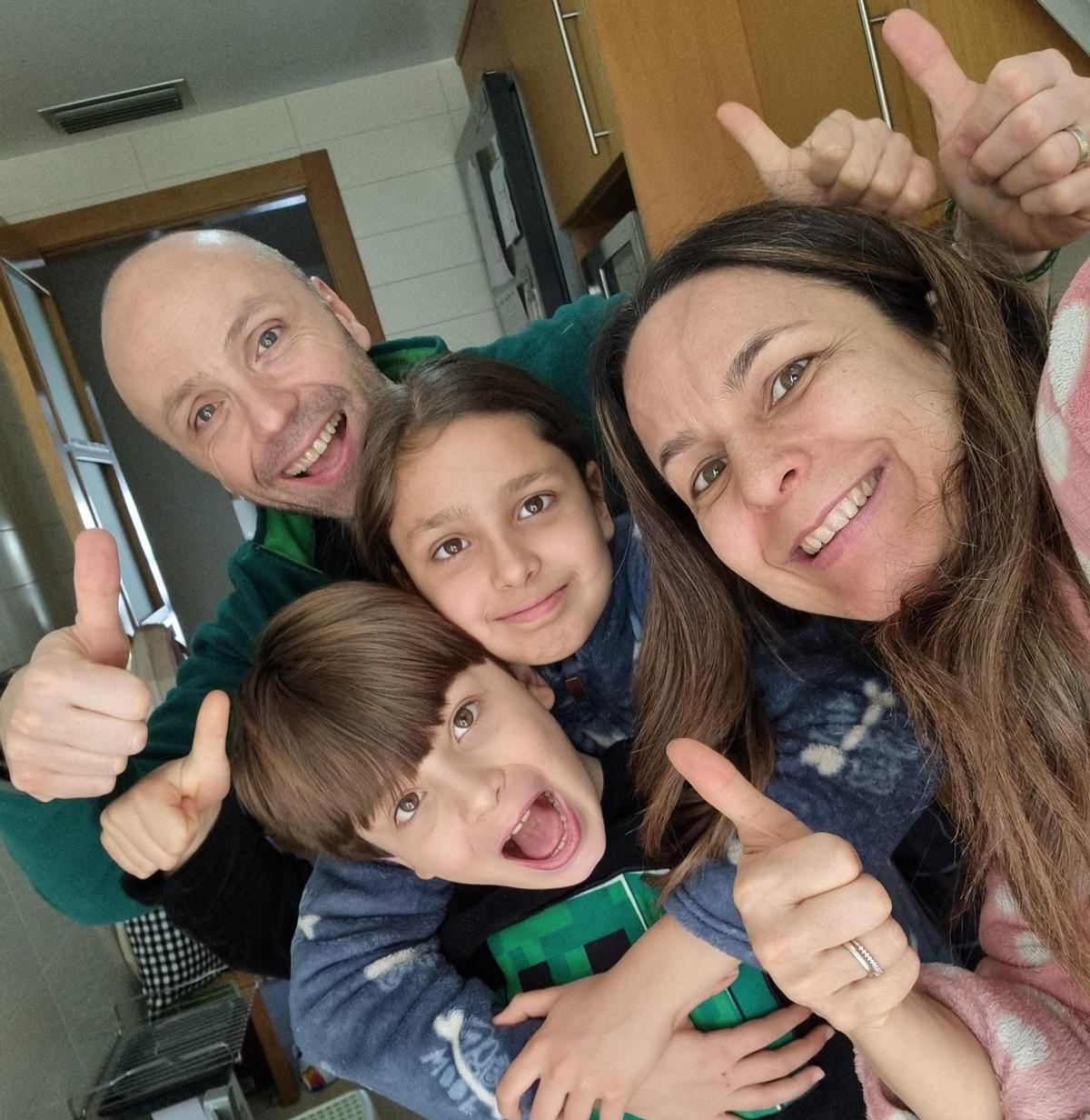 A familia de Cárol Horcas e Andrés Lorenzo, cos nenos Uxía e Xián que aprenden galego do pai en Vila-real, Castelló.