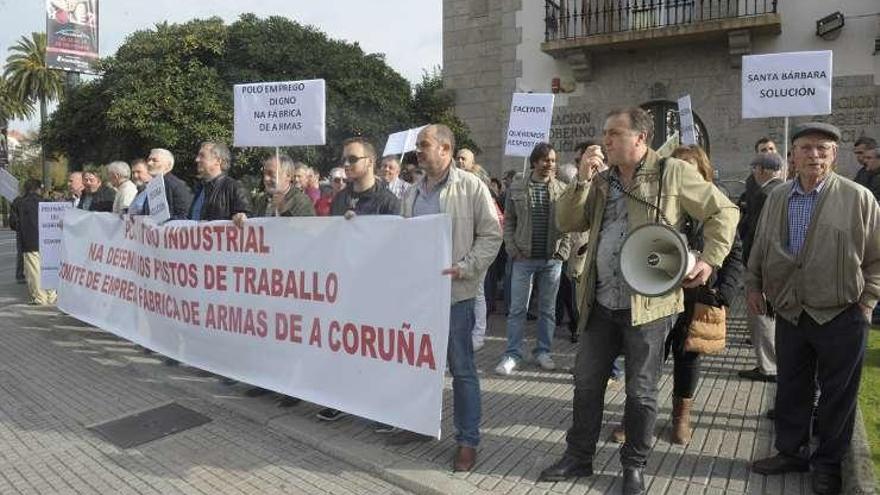 Protesta de los exempleados ante la Delegación del Gobierno.