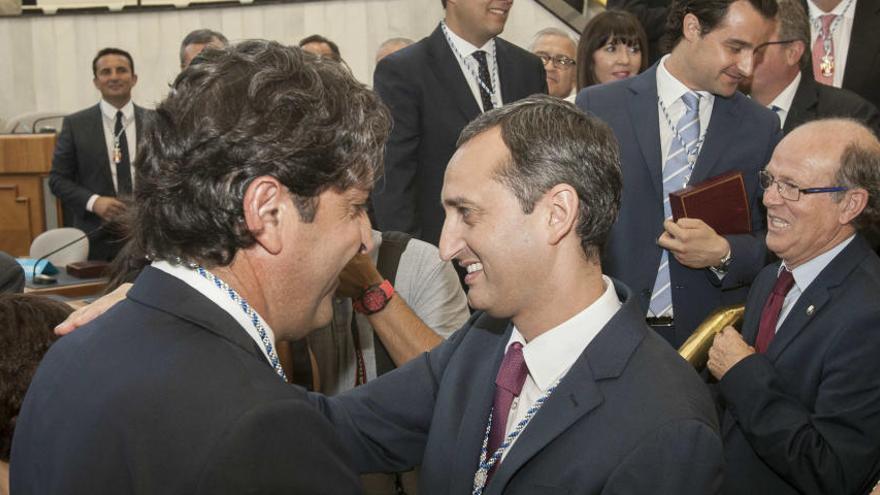 El diputado de Ciudadanos (i), Fernando Sepulcre, y el presidente de la Diputación (d), César Sánchez, se saludan tras el debate de constitución de la institución