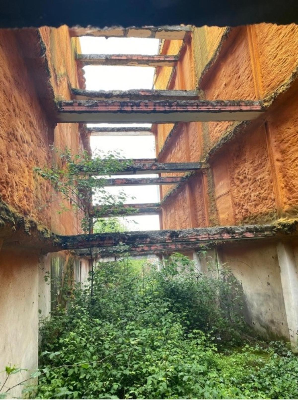 Únicas estructuras que conserva el interior del edificio, que lleva años cubierto por una lona.