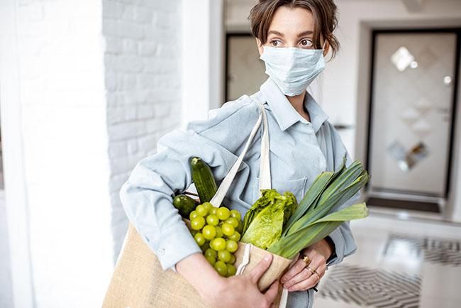 Mujer con mascarilla
