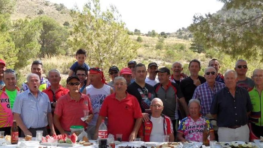 Homenaje póstumo al fundador del grupo ciclista «Chapas Elda»