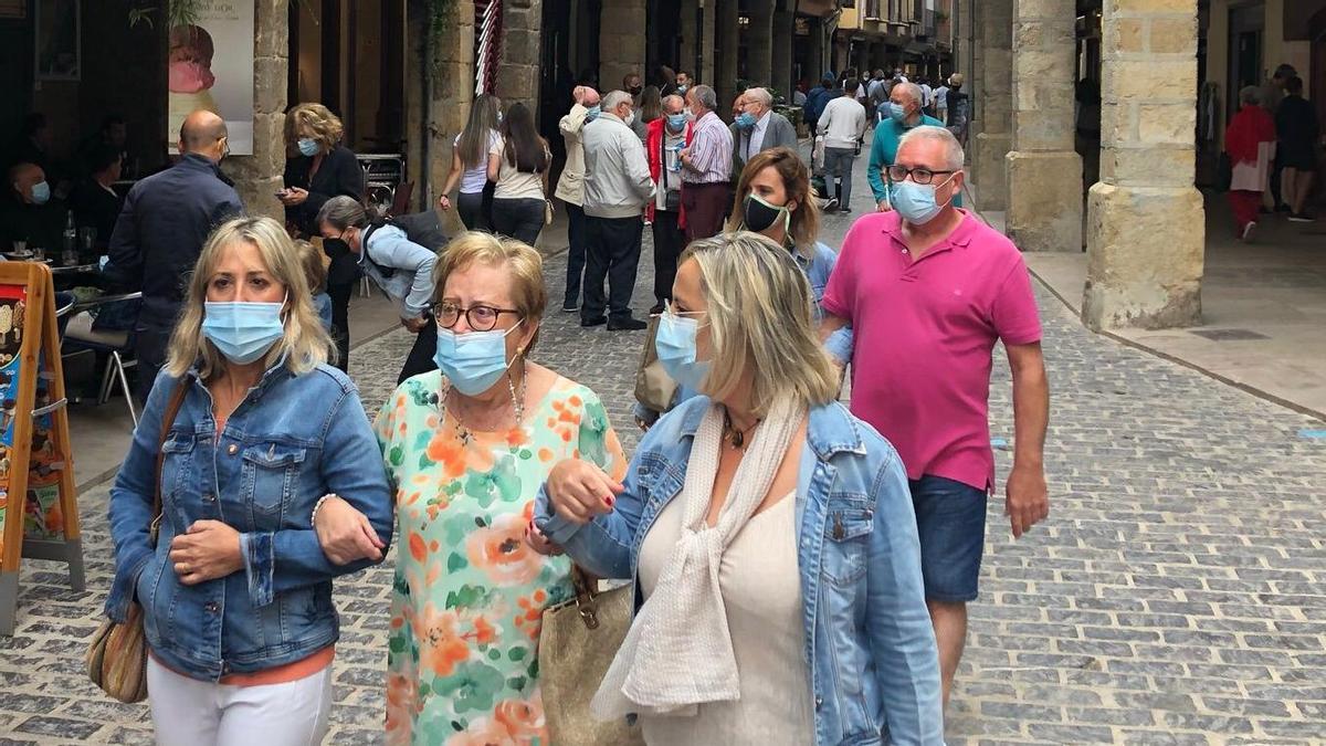 Una de las principales calles de Morella, llena de visitantes.