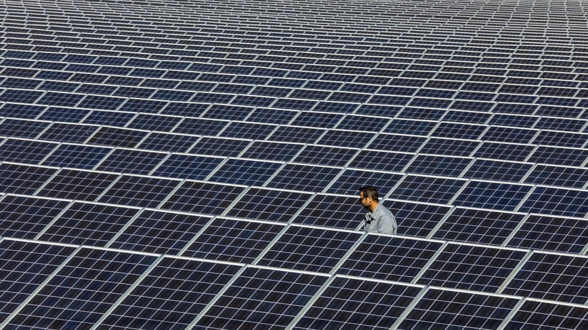 Imagen de archivo de una macroplanta de energía fotovoltaica instalada en la provincia de Valencia.