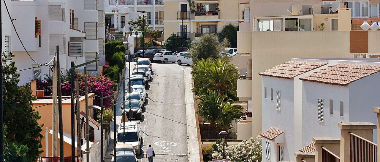 La falta de aparcamiento que padece el barrio se agudiza con la llegada de turistas. | J.A. RIERA