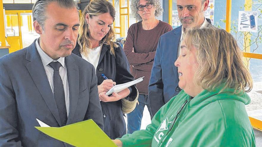 Acaba un curso de ‘passar pena’ para el conseller Vera