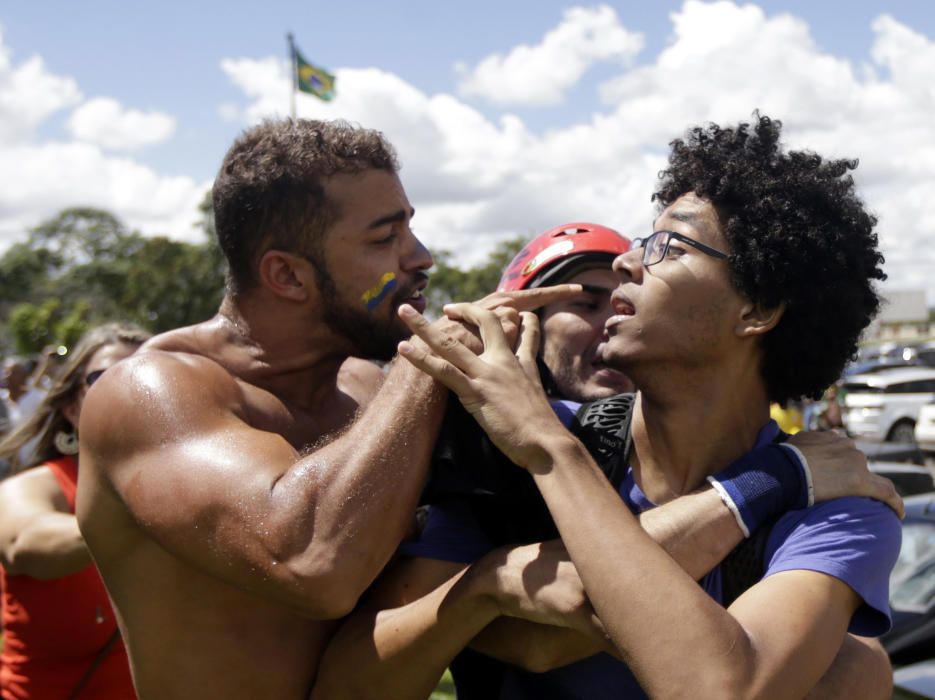 Cientos de brasileños se han concentrado a las puertas del palacio en el que Lula da Silva tomaba posesión como nuevo ministro del gabinete de Rousseff.