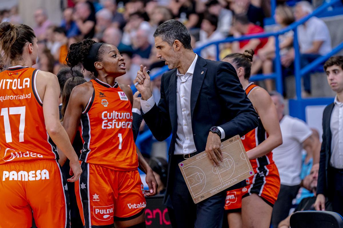 Rubén Burgos, durante la final de la Supercopa LF Endesa ante el Casademont Zaragoza