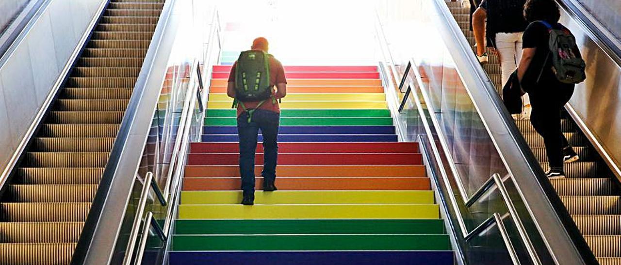 Los colores del arco iris ya lucen de nuevo en las escaleras de Luceros. |