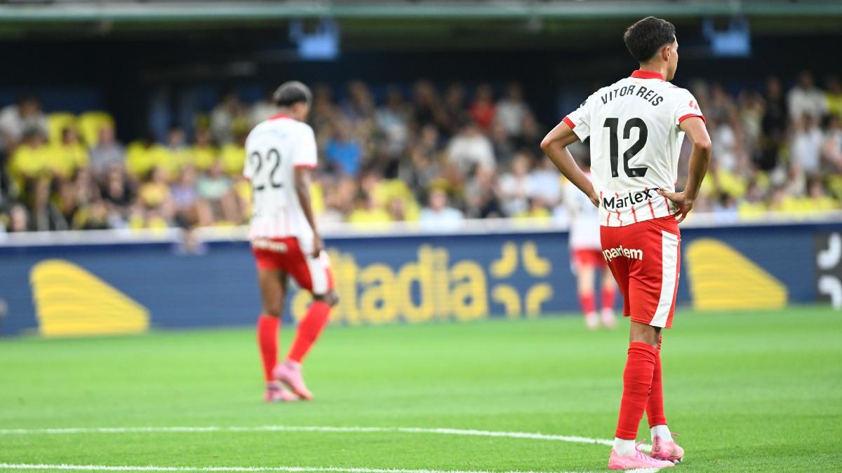 Los jugadores del Girona tras encajar el cuarto gol durante el partido de LaLiga entre el Villarreal y el Girona