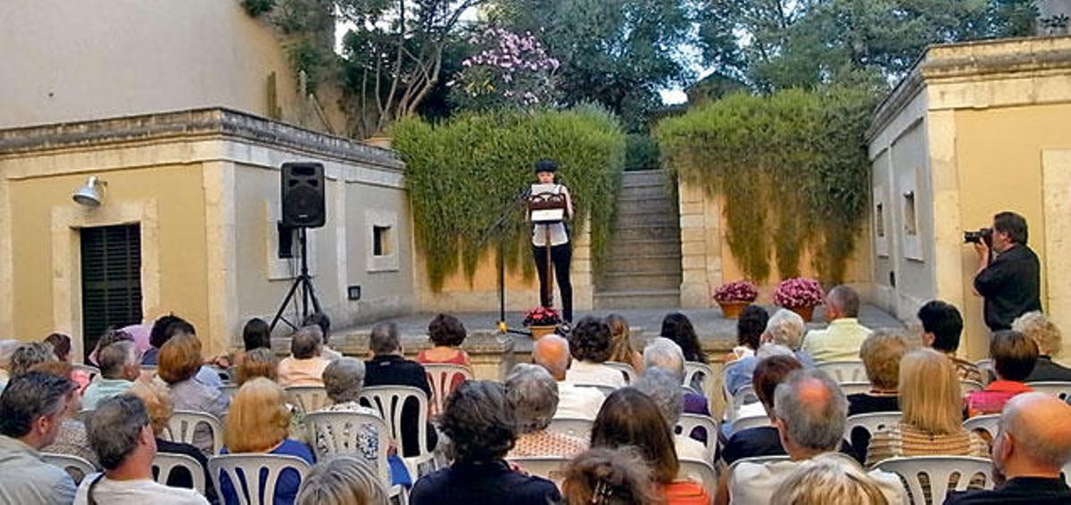 La pregonera, ante el numeroso público asistente.