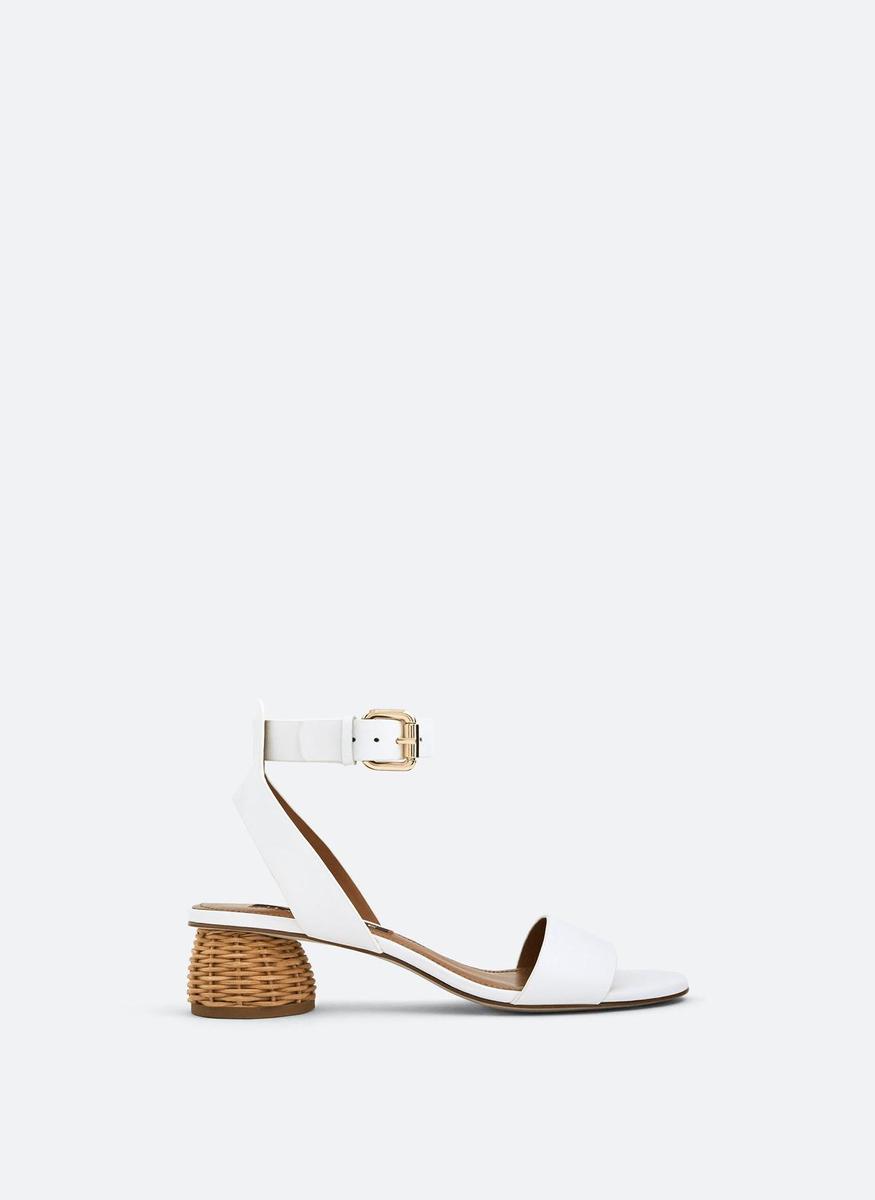 Sandalias en color blanco con tacón de mimbre, de Uterqüe