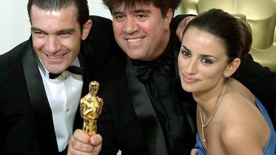 Almodóvar, con Banderas y Cruz tras ganar el &quot;Oscar&quot; por &quot;Todo sobre mi madre&quot; en 2002.