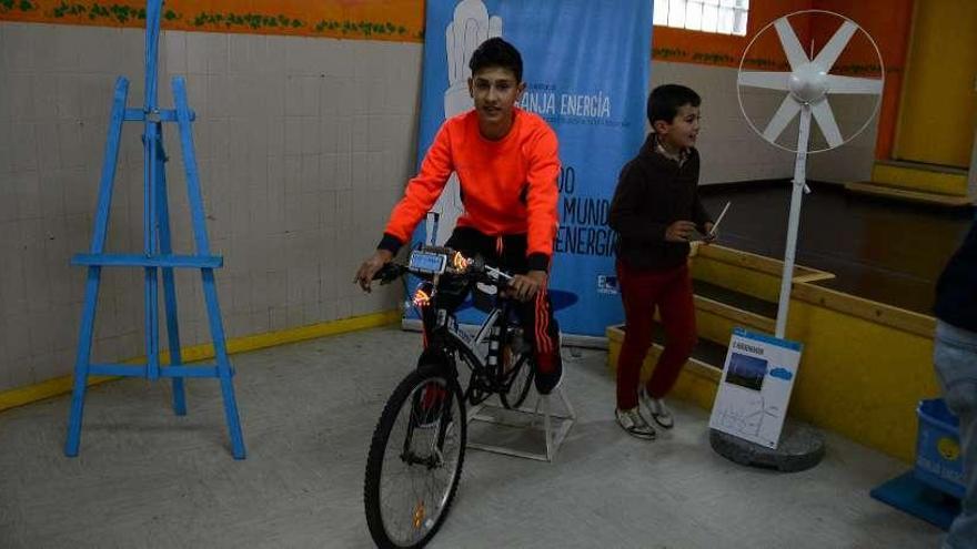 Un alumno del colegio de Cela genera energía a través del pedaleo de la bicicleta. // Gonzalo Núñez