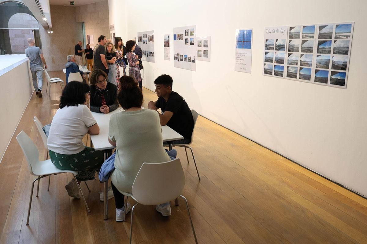 Uno de los alumnos internos en A Lama dialoga con asistentes a la exposición