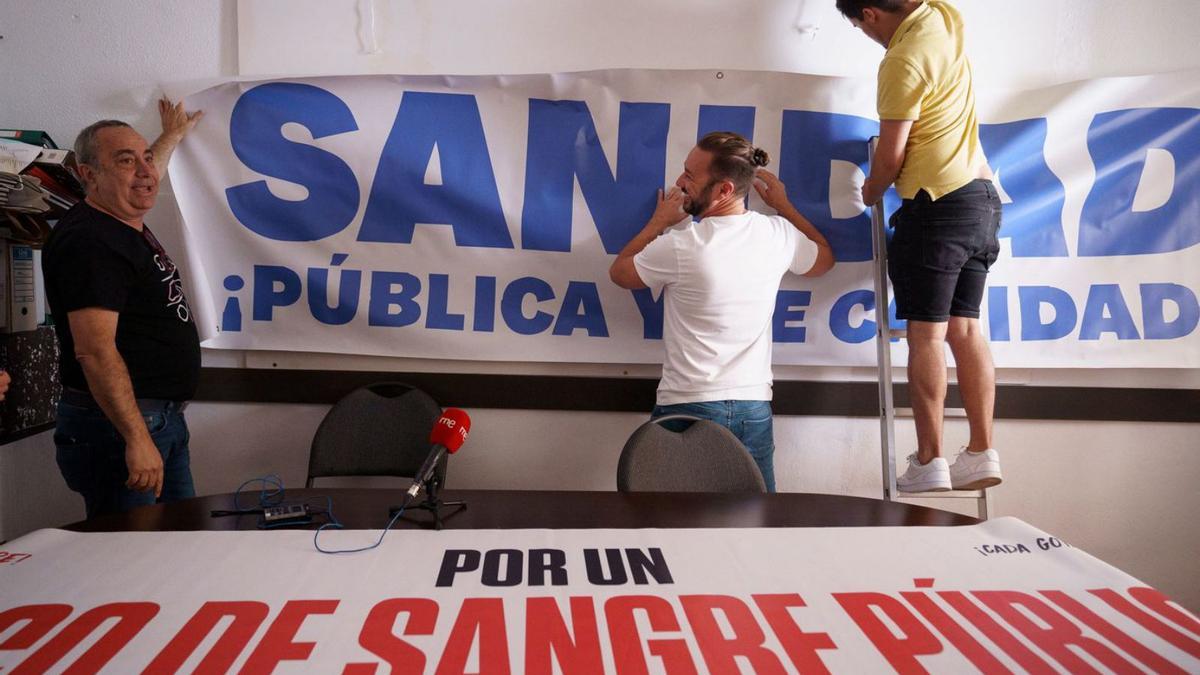 Preparación de las pancartas para el fin de semana.